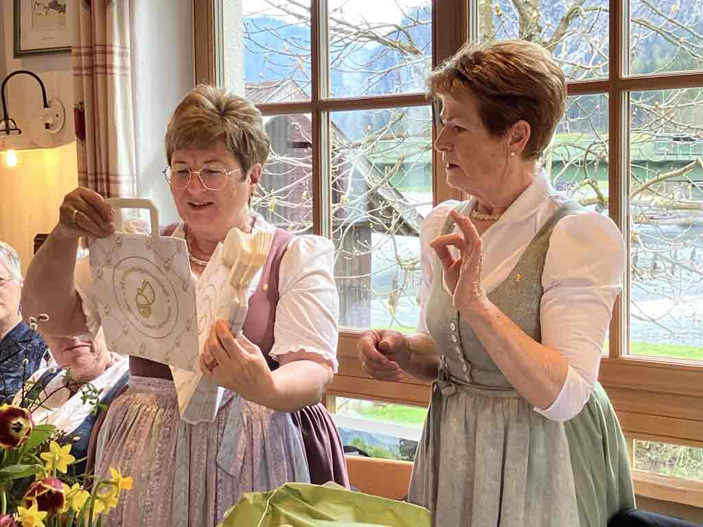 speziell gestaltete Goldhauben-Papiertaschen